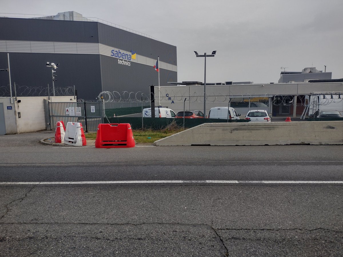 AggloTlseAVelo's tweet photo. Contact visuel sur la suite du #REV9 #RéseauExpressVelo sur #AvenueLatécoère entre @Colomiers31 et #cornebarrieu @2Pieds2Roues @MaximeBoyer31 bientôt un tour en vélo de @aeroport_tls https://t.co/nTsZf0zEAJ