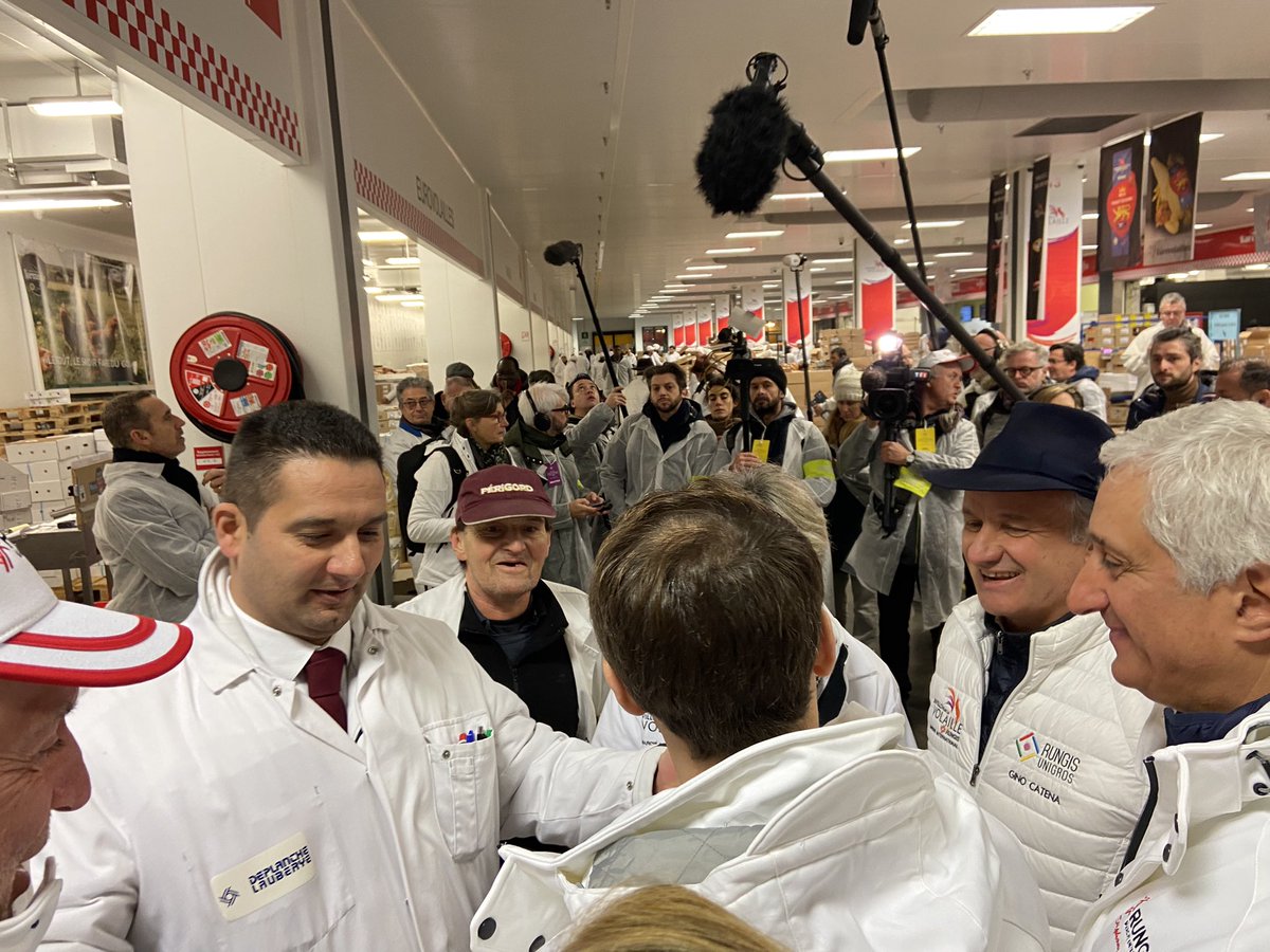 Échanges ce matin sur <a href="/marchederungis/">Marché de Rungis</a> avec <a href="/EmmanuelMacron/">Emmanuel Macron</a> et @slayani 👍 Ravi de retrouver la ministre <a href="/oliviagregoire/">Olivia Gregoire</a> pour évoquer la valeur #travail dans nos #Pme 🙏 <a href="/MFesneau/">Marc Fesneau</a> <a href="/catena_gino/">Gino Catena</a> <a href="/DeplancheC/">deplanche christophe</a>