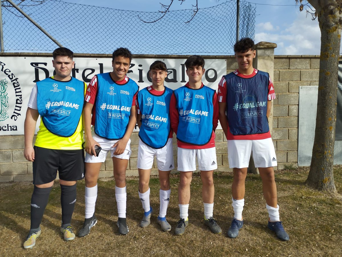 cfcalamocha's tweet photo. CLUB | 🔴⚪️

📸 Esta imagen es habitual en nuestro club, la participación de juveniles y cadetes en Preferente es un motivo de orgullo.

#VamosCalamocha 🔴⚪️ https://t.co/2TIRVtemDQ