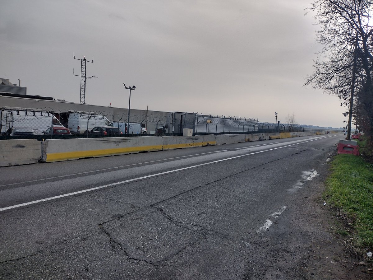 AggloTlseAVelo's tweet photo. Contact visuel sur la suite du #REV9 #RéseauExpressVelo sur #AvenueLatécoère entre @Colomiers31 et #cornebarrieu @2Pieds2Roues @MaximeBoyer31 bientôt un tour en vélo de @aeroport_tls https://t.co/nTsZf0zEAJ