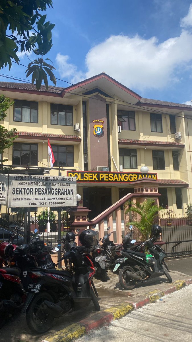 Sampai saat ini korban masih dalam kondisi tidak sadar diri dan kendaraan yang menjadi barang bukti hilang dari Polsek Pesanggrahan, Jakarta Selatan.

Mohon RT agar jadi perhatian
<a href="/tolakbigotnkri/">#TolakPembodohan</a> <a href="/dwioktariyadi/">DwiOktariyadi</a> @nafizabillqis <a href="/hateisworthless/">Sandi Alun Samudro</a>