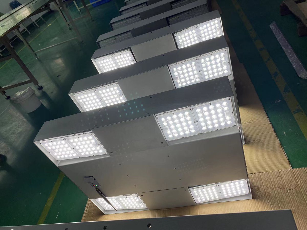 High mast solar lights is fit for squares and various courses. It has following characteristics:
a.  up to 40000LM output .
b. Adjustable solar panels for a maximum sunlight absorption.
c. Smart remote operations.
d. A 360 degree angle rotation azimuth. #solar #solarlight