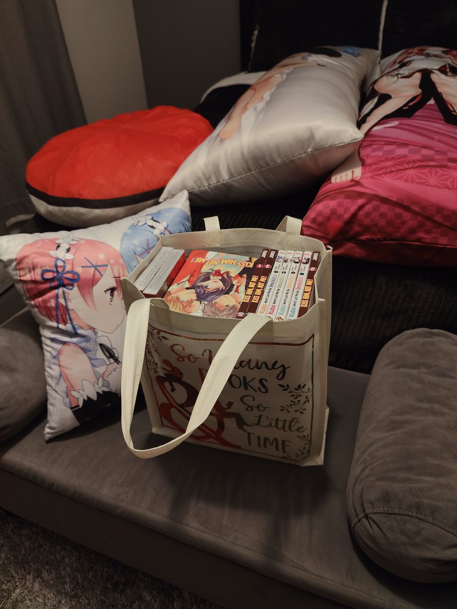 realgdxp's tweet photo. Manga Haul! 📖💞

Figured I show the goodies I have obtained from Barnes &amp; Noble the other night. As a first-time customer, I was pleased with the experience. I got too comfortable and spent triple digits but hey, at least I was happy lol! Will I shop there again? You know it. https://t.co/RxFFQiTTTQ