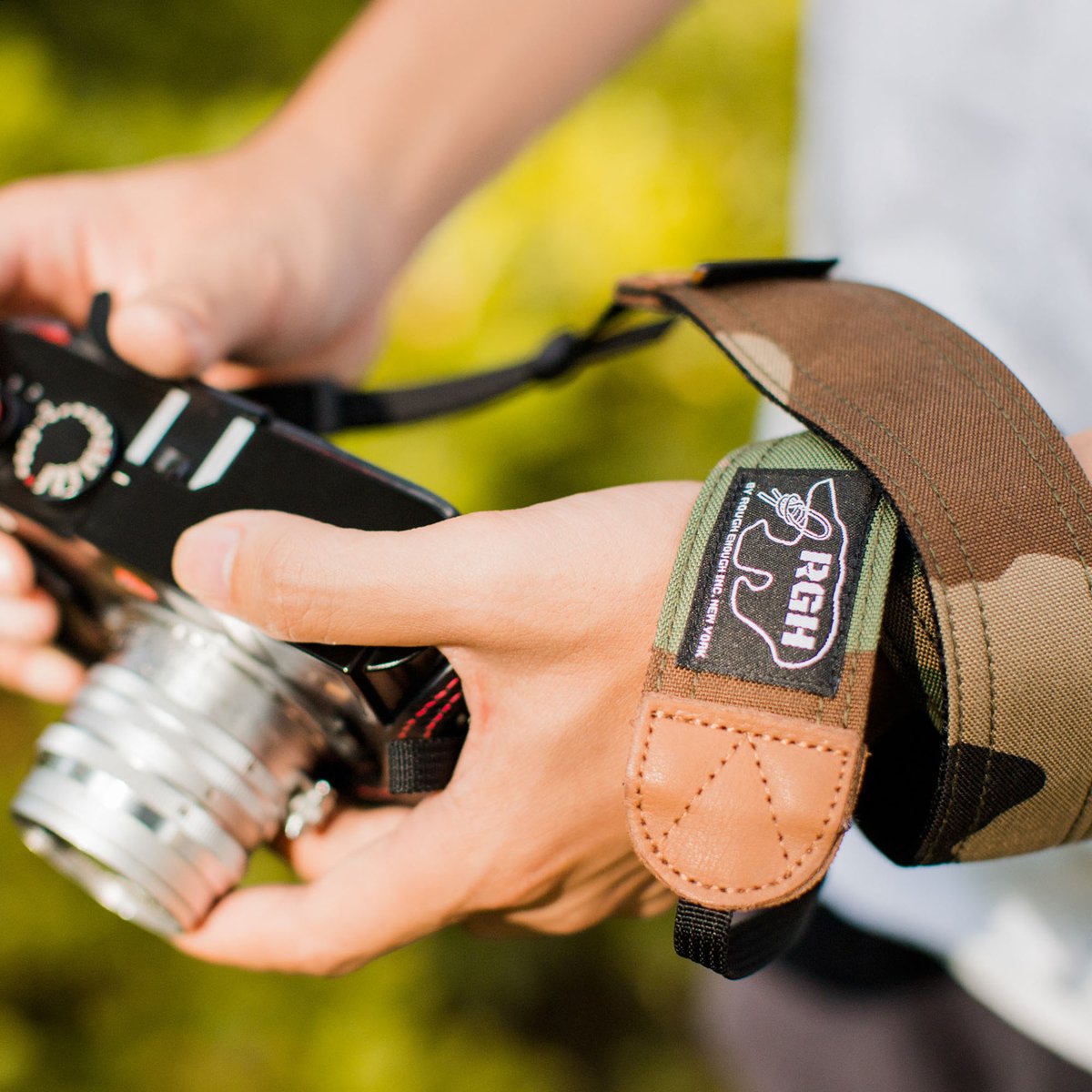 RoughEnoughUSA's tweet photo. Cool Camo Camera Strap for Photographers by Rough Enough (RE8507)
---Made with 500D CORDURA camo fabric ended with real leather trims and soft PP web strap
#camerastrap #cameraneckstrap #camerashoulderstrap
#cameragear #photography #giftforphotographer #roughenough #rgh https://t.co/ilNiaSPt6n