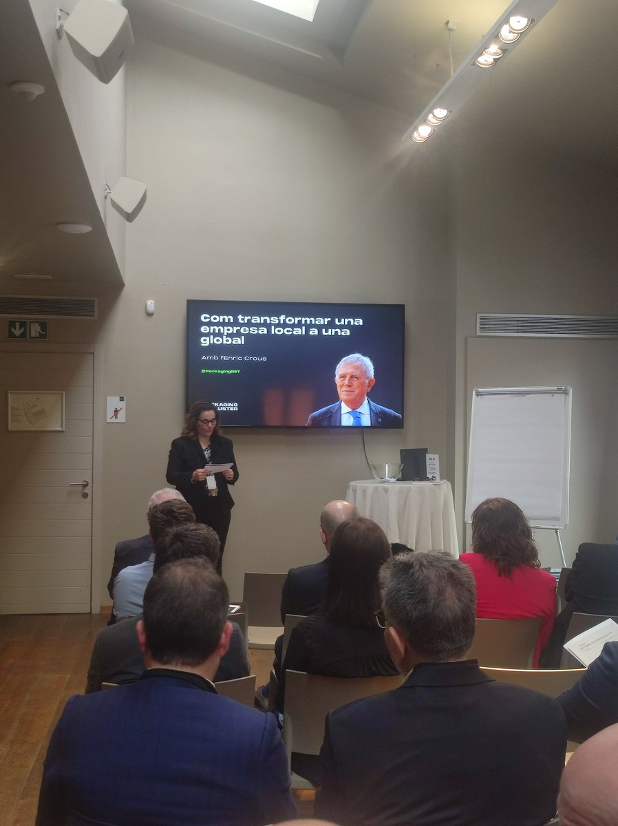 packcluster's tweet photo. Arranquem el primer #PackagingNET amb el #networking dels assistents i la presentació de @martinafont @FontPackaging al Sr. Enric Crous i Millet, anterior Director General d’ @EstrellaDammCat, @Mercabarna_mb i @Fira_Barcelona @HotelQGAT https://t.co/50wxdZ6UUN