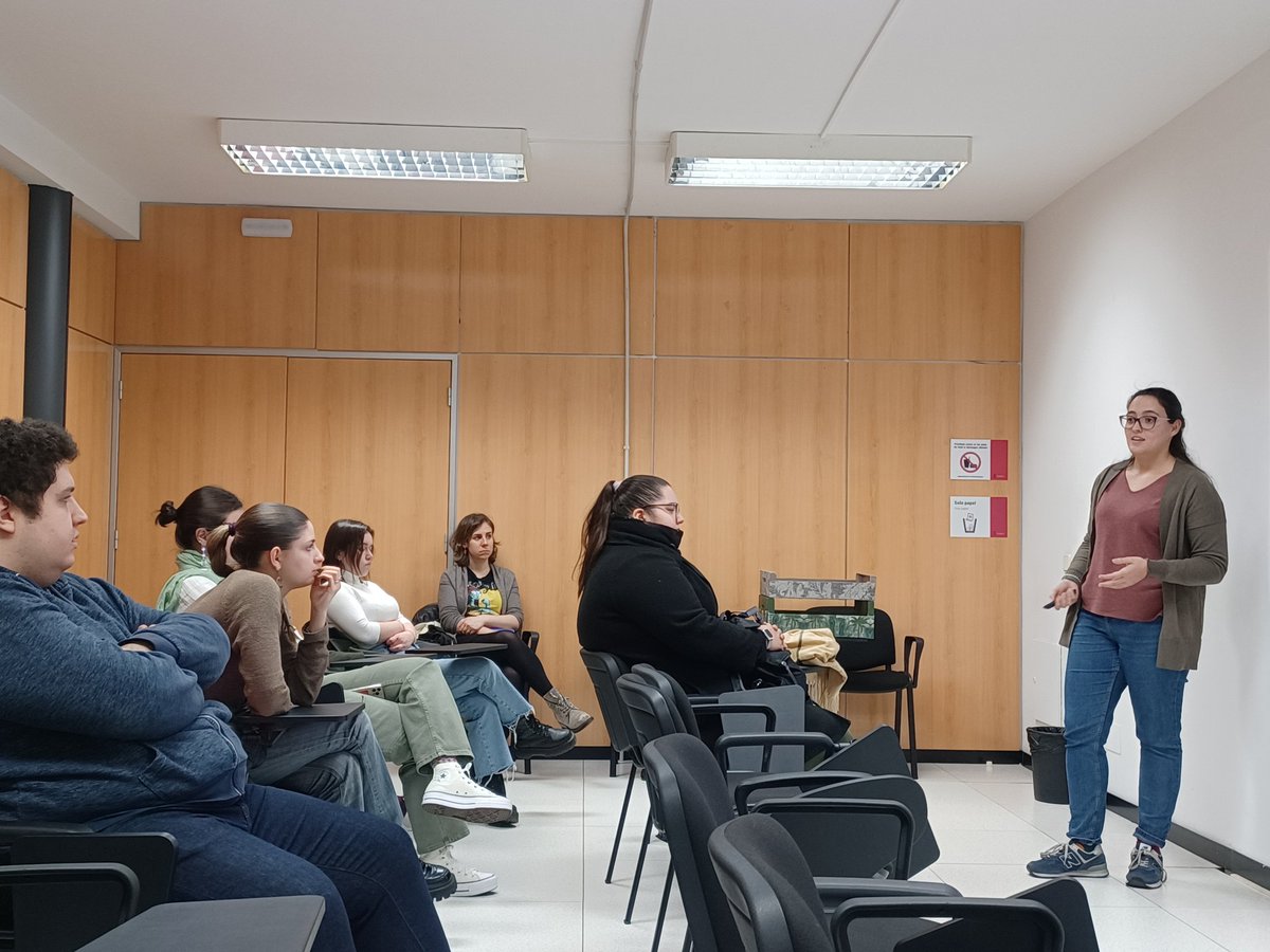 de_escritura's tweet photo. Nuestra tutora top @martinezg_Ana dio ayer un fantástico taller sobre la defensa oral del TFG a los alumnos de la asignatura transversal "El poder de la escritura y la oratoria". @manita_96 ganó el premio del mejor TFG presentado al V Congreso @Nebrija de Lingüística Aplicada. https://t.co/pJO5bxyT3W