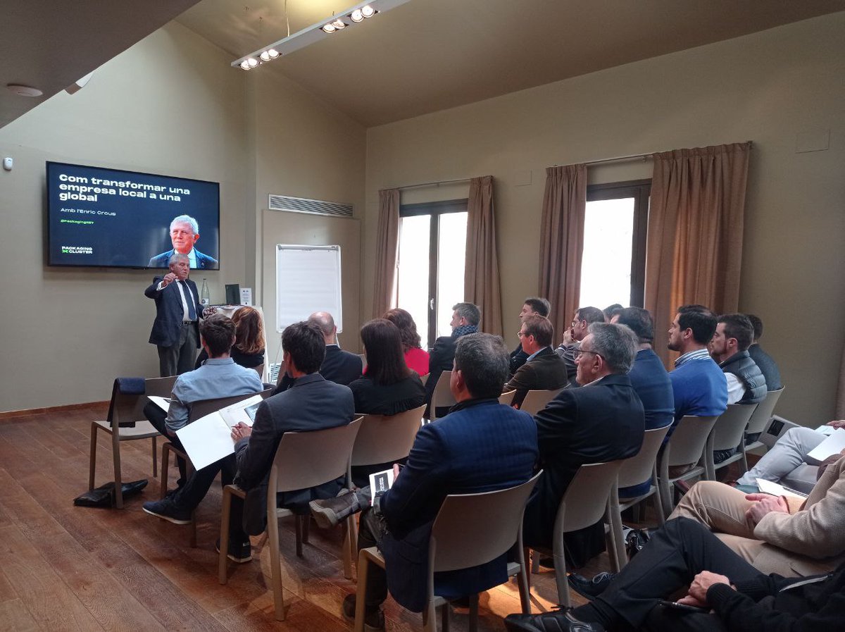 packcluster's tweet photo. Arranquem el primer #PackagingNET amb el #networking dels assistents i la presentació de @martinafont @FontPackaging al Sr. Enric Crous i Millet, anterior Director General d’ @EstrellaDammCat, @Mercabarna_mb i @Fira_Barcelona @HotelQGAT https://t.co/50wxdZ6UUN