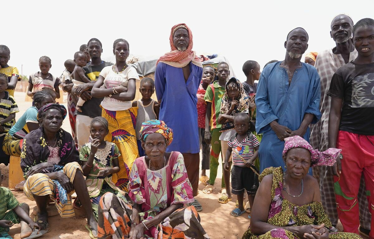 Alainlobog's tweet photo. 🚨Ce n’est pas en chantant NOUS VAINCRONS que va cesser le  décompte macabre de milliers de Burkinabè tués. L’armée des putschistes a finalement échoué. 
Si le FASO refuse l’aide de la CEDEAO, bientôt, LA PATRIE disparaîtra, car LA MORT ravage le BURKINA. https://t.co/HgF2GEmM0T
