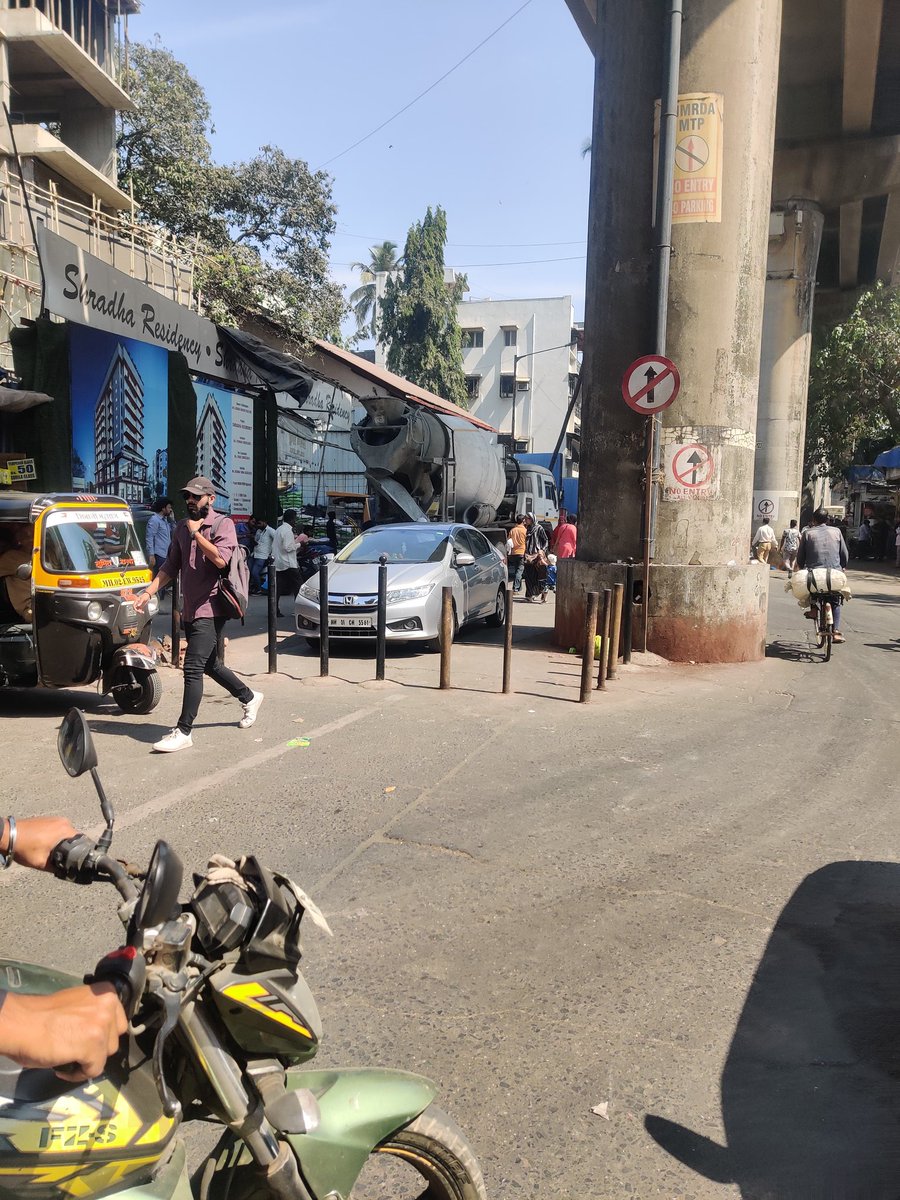 Car parking in the middle of the road is it @mybmcwardKW given advantage by installing illegal rod on road side to park vehicle?? Location opp Bombay bazar jp road Andheri West. Take action @MTPHereToHelp police. @MTPHereToHelp @GovandiCell @ms_aftab @MumbaiPolice