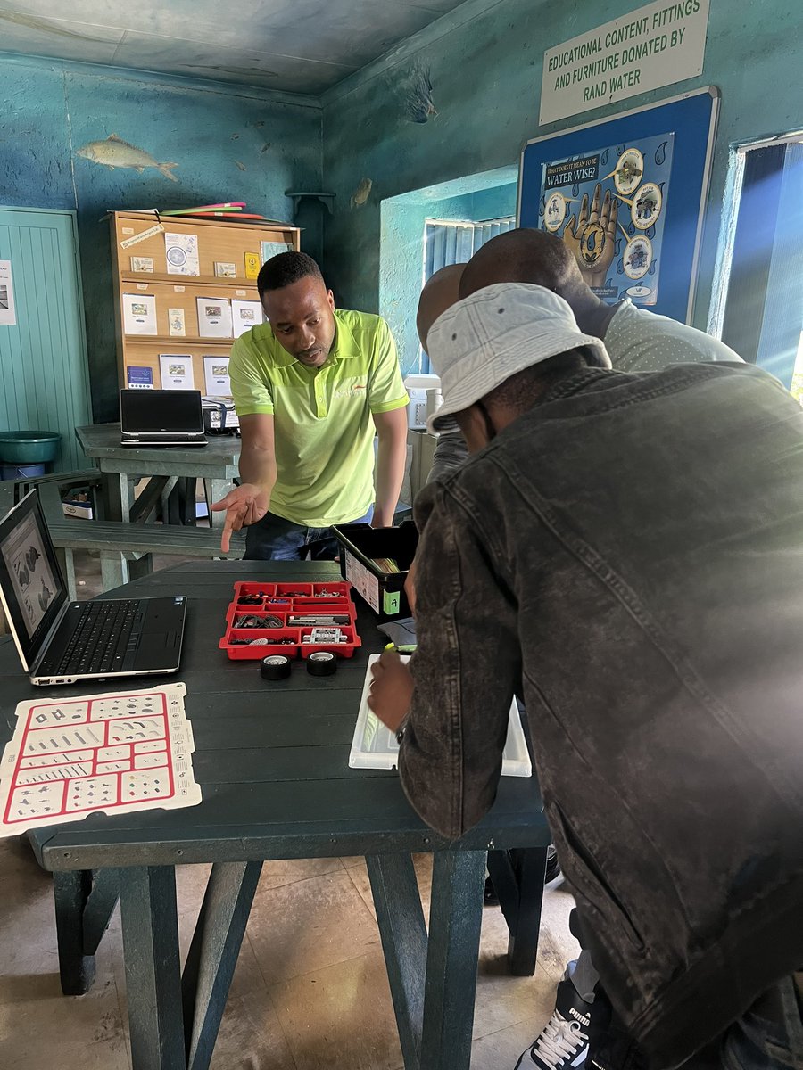 ISET_USEC's tweet image. Today the team is out in Mamelodi at the Walter Sisulu Environmental Centre. 

#RoboticsWorkshop #KeNako #USEC @UnisaScience