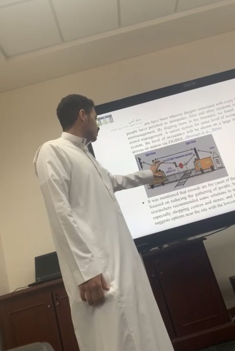 بفضل من الله وبتعاون وجهد الجميع أتممنا اليوم ولله الحمد مناقشة مشروع التخرج 🎓🤍 
فصل دراسي واحد وخطوة واحدة تفصلنا عن التخرج ونسأل الله فيها التوفيق والسداد 🙏🏻