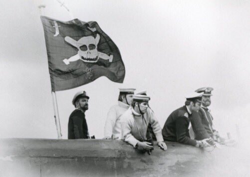 #OnThisDay 1982 HMS CONQUEROR arrived 
<a href="/HMNBClyde/">HM Naval Base Clyde</a> in Faslane flying the Jolly Roger with atomic symbol, dagger &amp; ship to reflect their success during the #FalklandsWar The first Jolly Roger flown by an SSN.  The tradition was started by Max Horton in 1914.