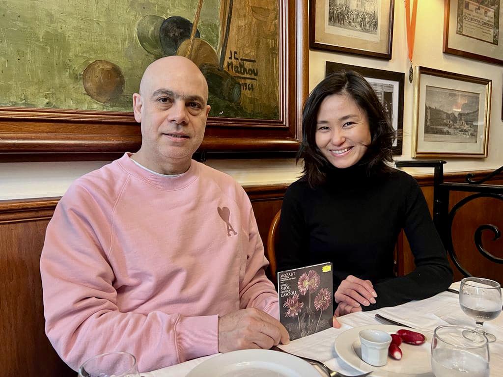 Grateful to have met <a href="/laurentgrasso/">Laurent Grasso</a>. Our discussion led us on the paths of spirituality, the Orient, nature and shamanism, deep values ​​that we share.
I've personally chosen one of its works for the cover of the #Mozart album with <a href="/Gianlu_Cascioli/">Gianluca Cascioli</a>.

+ thanks to Mimi &amp; Alexandre!