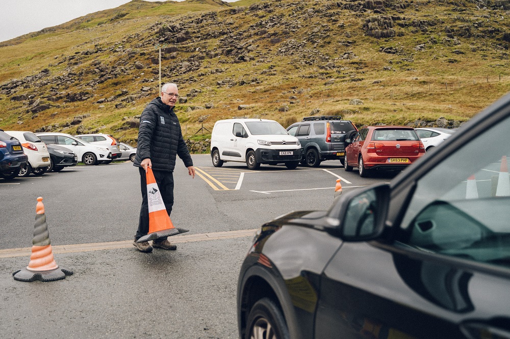 From 1 April 2023 onwards, you will need to pre-book a parking space at Pen y Pass. The pre-booking system will be available from mid-March. You can also use the Sherpa’r Wyddfa bus service to reach Pen y Pass. bit.ly/3M4jqz7