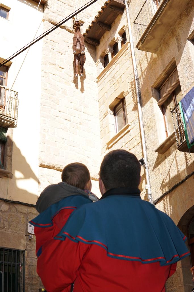 Celsona's tweet photo. Mira qui hi ha... , què fa el Ruc, què fa? "converses avi/net" #carnavalsolsona #solsona #celsona https://t.co/6vRPbZNYUN