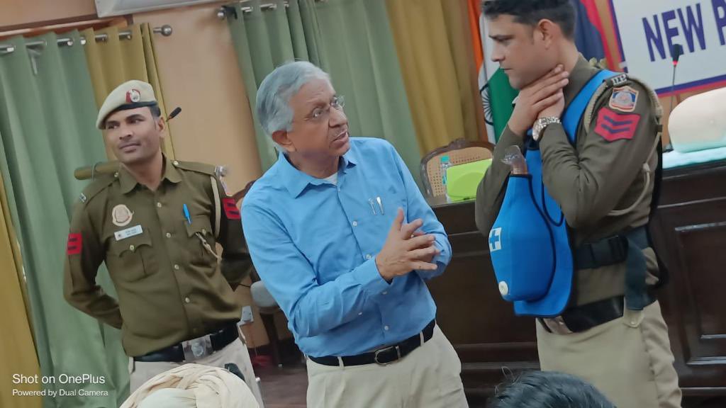 pfws1's tweet photo. @DelhiPolice सप्ताह के अंतर्गत कल्याण केंद्र NPL में CPR सम्बन्धी सत्र का आयोजन किया गया जिसमें डॉ अनिल मिश्रा व उनकी टीम ने बताया कि CPR आपातकालीन चिकित्सा तकनीक है जिसके द्वारा किसी व्यक्ति की सांस या दिल के रुक जाने पर उसकी जान बचाई जा सकती है।#PFWS सभी का धन्यवाद करता हैदल https://t.co/9NvpGQtFA8