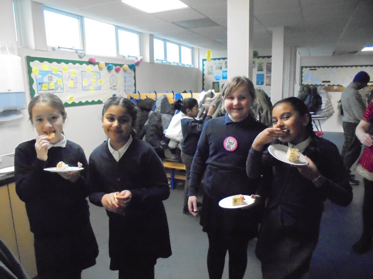 WoodOxhey's tweet image. Year 4 have got their #MotherTongueDay celebrations off to a fantastic start with an incredible multi-cultural sharing breakfast! @strive2teach