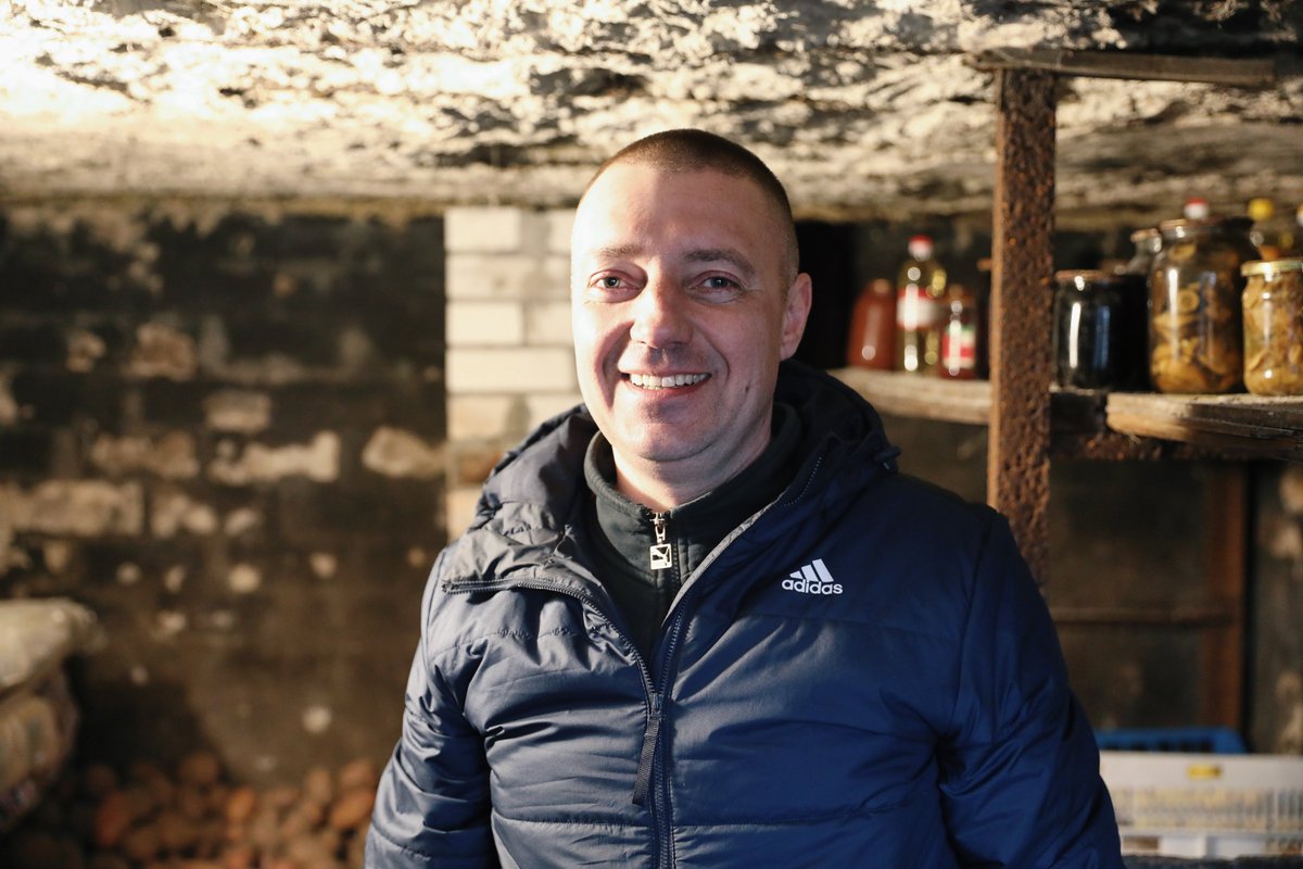 Frontlinestory's tweet photo. In a video clip he showed us, everything in sight was destroyed, drowned in the flames of war. A small basement in the yard has been used as a bomb shelter.
#ScarsofWar #RussiaUkraineCrisis #TheOngoingwar https://t.co/1vFmphe9GI
