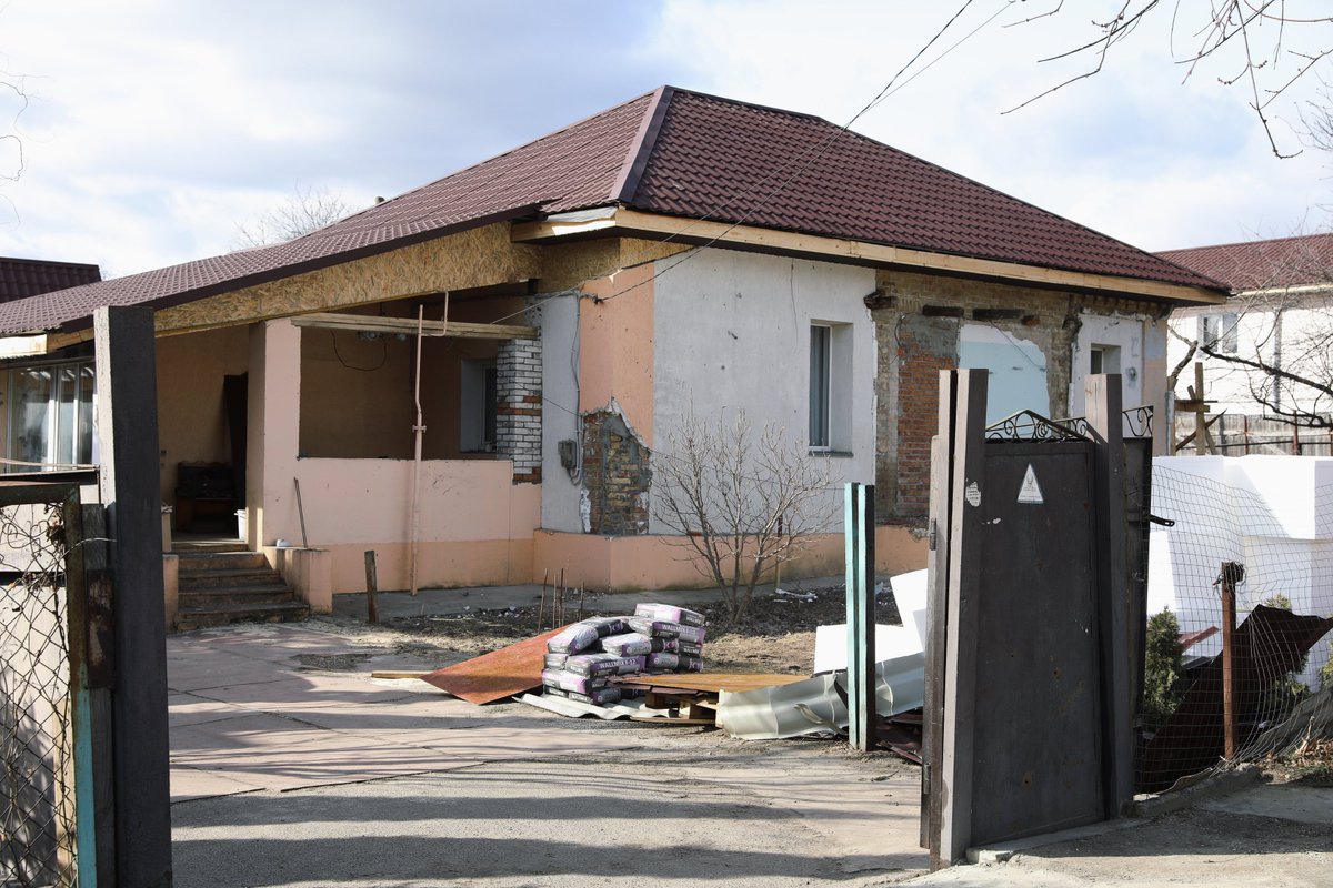 Frontlinestory's tweet photo. Potatoes, onions, apples, can food, jars of jam and pickles are stored here. His main goal now is to rebuild the house, and to live a normal life.
#ScarsofWar #RussiaUkraineCrisis #TheOngoingwar https://t.co/MAmW9OKvhQ
