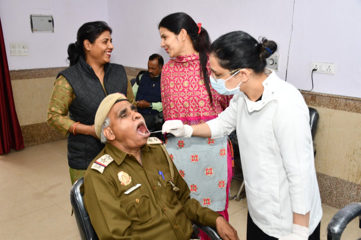 pfws1's tweet photo. @DelhiPolice सप्ताह के दौरान, #PFWS-केंद्र मालवीय नगर में पुलिस परिवारों के लिए मुफ़्त दंत चिकित्सा सत्र का आयोजन किया गया, जिसमें डॉ साहब ने बताया कि मुंह और दांतों की बीमारियों से पेट व दिल पर भी असर पड़ता है। छह माह में एक बार विशेषज्ञ से दांतों की जांच कराने की सलाह भी दी। https://t.co/NkAt7GT7uZ