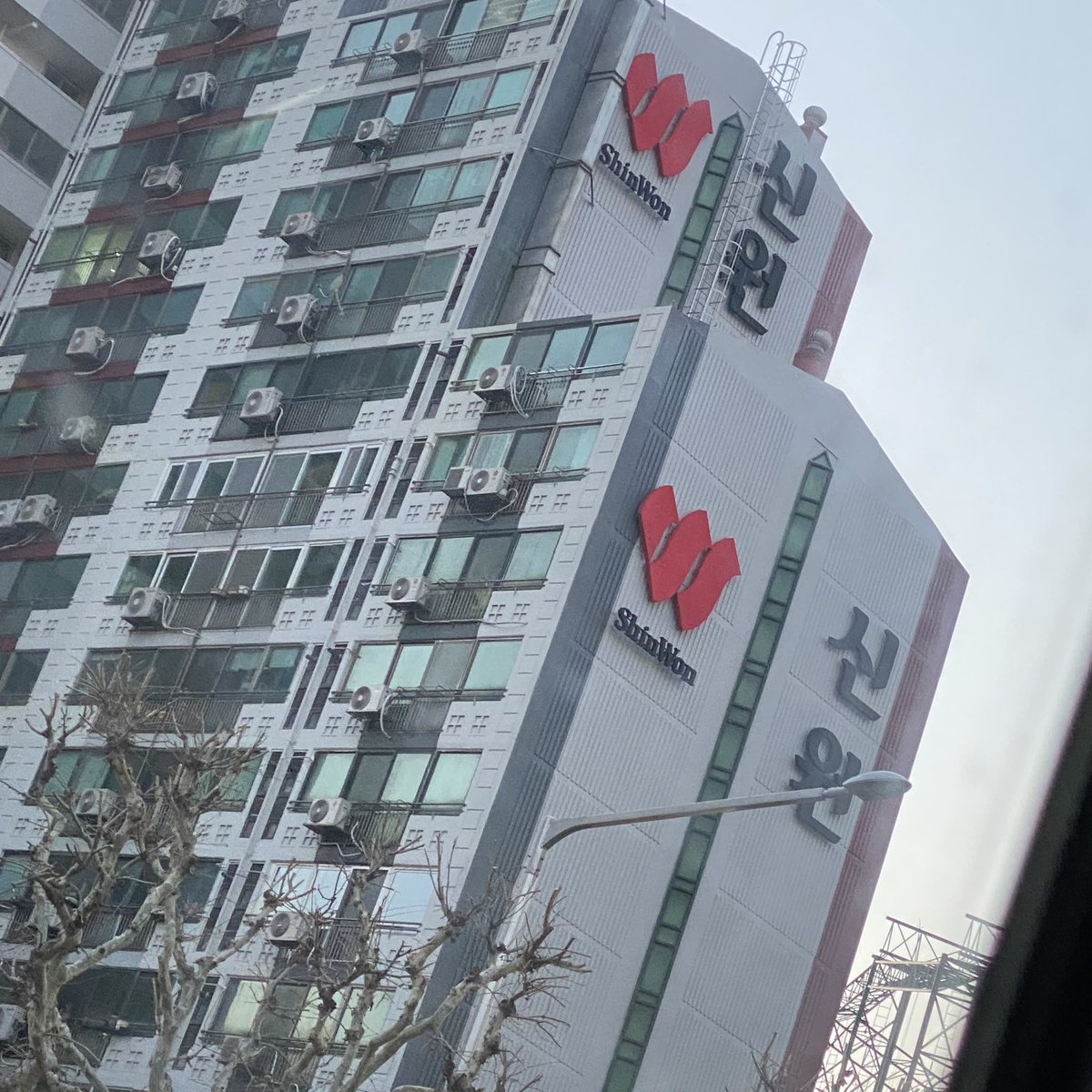 WONGGU_0422's tweet photo. 퇴근길에 신원이 봤어요 https://t.co/XDK37rGBbl