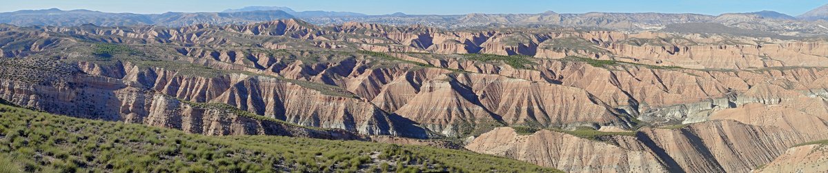 ingeododo's tweet photo. GUADIX-BAZA, #Granada 🇪🇸

Se ha desarrollado uno de los modelados erosivos más espectaculares de #Andalucía. Resalta el fuerte contraste que existe en su paisaje, con extensas llanuras que constituyen los altos topográficos y relieves de fuerte pendiente erosionados #geologia https://t.co/PgbYKE2KQ6