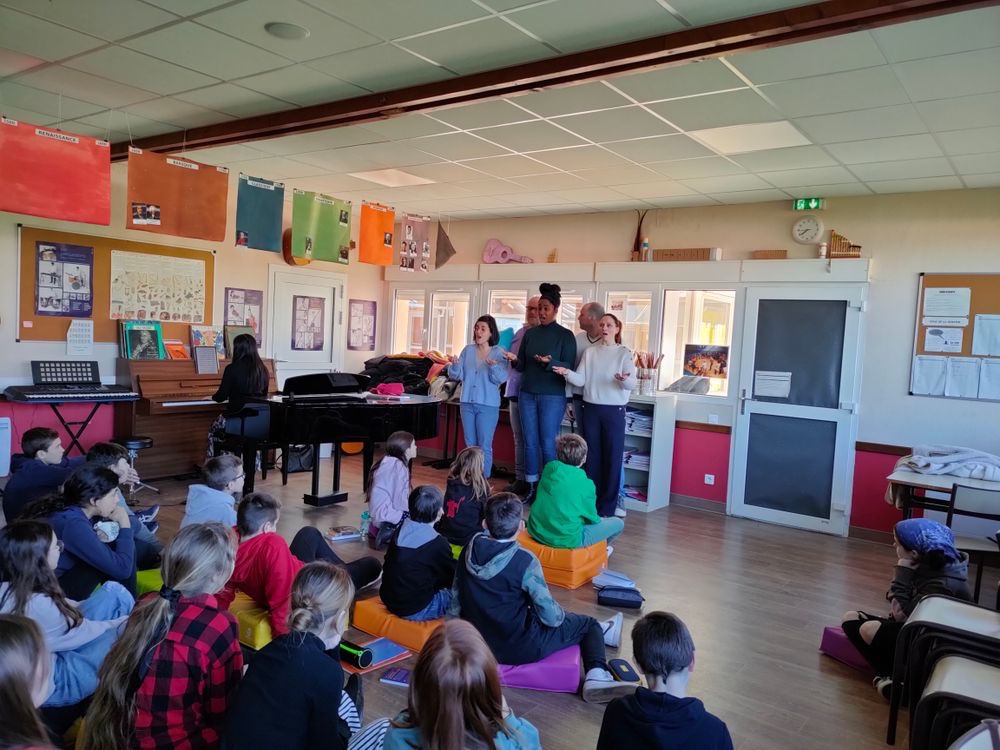 GenerationOpera's tweet photo. Moeka Ueno pianiste cheffe de chant de la promotion GO 23-24 était en répétition avec Les Variétés Lyriques , une belle occasion de travailler avec les chanteurs et l'équipe artistique tout en s'investissant dans de nombreux projets de médiation ! 👏 #PromoGO #Médiation https://t.co/u4PvQobyjL