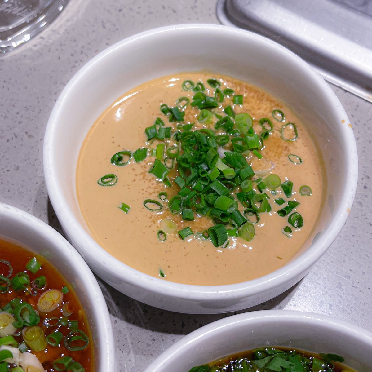 ✰ 

하이디라오 골드회원(의 동생 =훠궈메이트)이 적는

몇년을 돌고 돌아 정착한 소스 레시피 
 + 소소한 팁

( 아래에 타래로 )