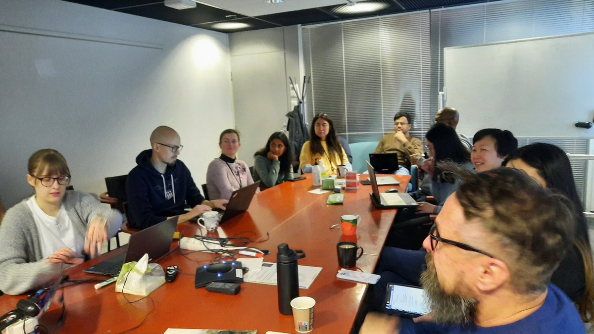 SamuliPekkola's tweet photo. Täysi tupa tietojärjestelmätiimin seminaarissa. @hejupirk alustaa hyvistä artikkelin arviointikäytänteistä. @Noviresearch @MAB_TampereUni https://t.co/FcbGliBDJC