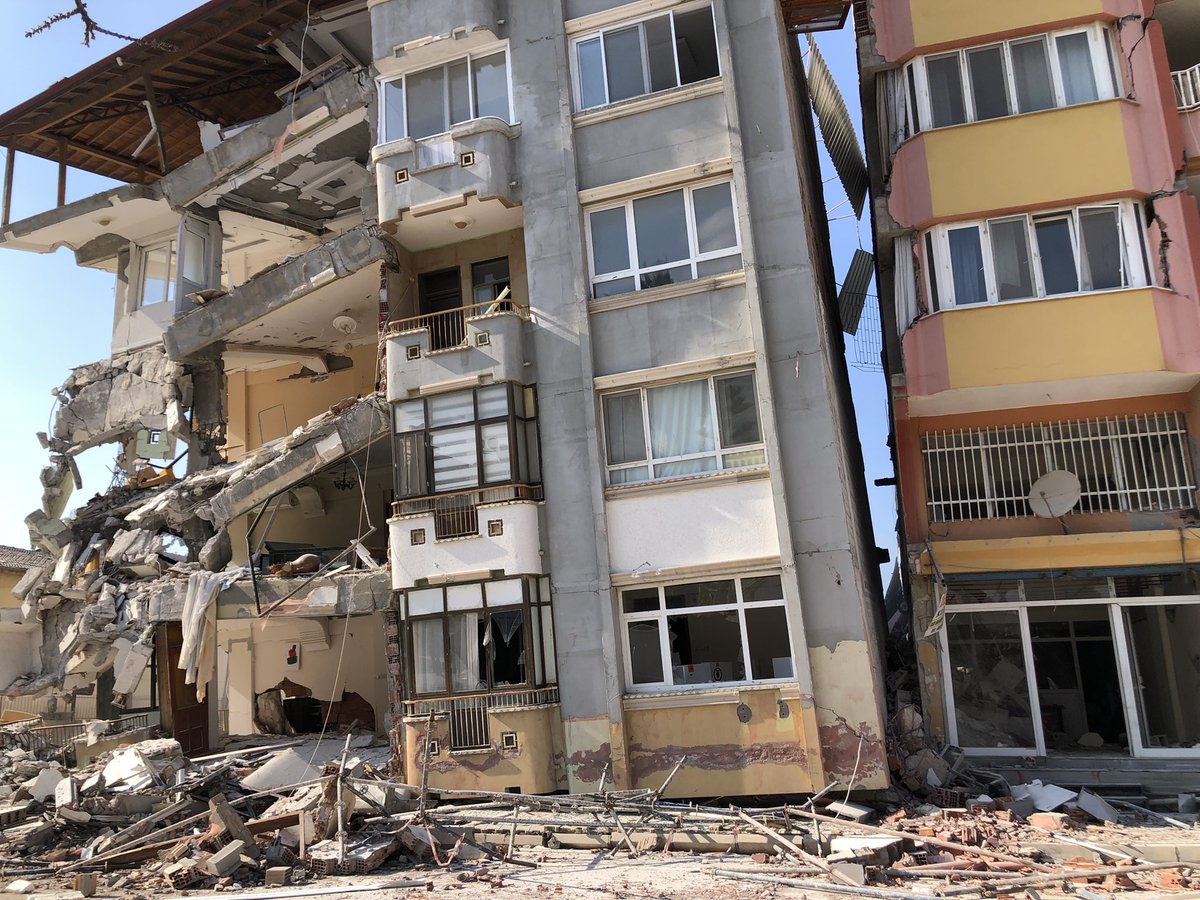 Kıyafet ve malzeme yardım çağrısı!!!

Hatay Samandağ’da bir aile açıkta kalmış. Hep 2.el yardım almışlar, hiç 0 malzeme alamamışlar.

42-43 ayakkabı, eşofman, yorgan, battaniye, kaban vs gibi ihtiyaçlarının karşılanması gerekiyor. 

Yardımcı olabilecek varsa DM atsın lütfen.