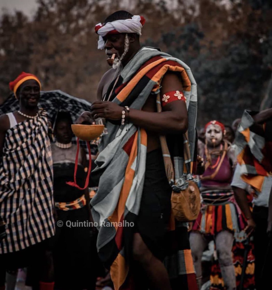 debarros_miguel's tweet photo. Netos de #Bandim desceu a principal avenida do #carnaval de #Bissau para o desfile nacional animando e demonstrando a vitalidade cultural e criativa carnavalesca dos movimentos artísticos, mesmo sem subvenção pública, atraindo uma das maiores atenções do dia. Dianti ki kaminhu✊🏿 https://t.co/Doa1lF8WTG