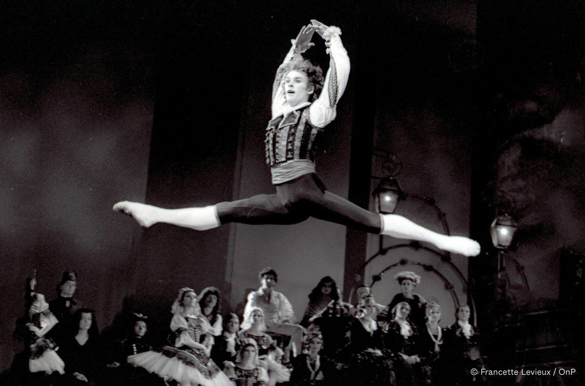 BalletOParis's tweet photo. #HommagePatrickDupond
Ce soir, Gala en hommage à Patrick Dupond, immense figure de la danse. Formé à l’École de Danse de l’Opéra, Étoile, puis Directeur de la Danse à l’Opéra de Paris de 1990 à 1995, il a dansé pour les chorégraphes majeurs de son temps.
https://t.co/V8Jtokwpht https://t.co/ShxZiWZFna