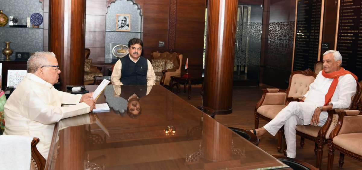 DrKirodilalBJP1's tweet photo. आज सांसद डॉ. किरोड़ी लाल जी मीना ने राज्यपाल श्री कलराज जी मिश्र से मुलाकात कर बेटी सुमन बैरवा की शादी का निमंत्रण कार्ड दिया! डॉ. साहब ने बेटी की शादी में पधारकर बेटी को आशीर्वाद प्रदान करने के लिए निवेदन किया!! #Dausa 
@DrKirodilalBJP @KalrajMishra @RajBhavanJaipur https://t.co/cZyYWoqcEe