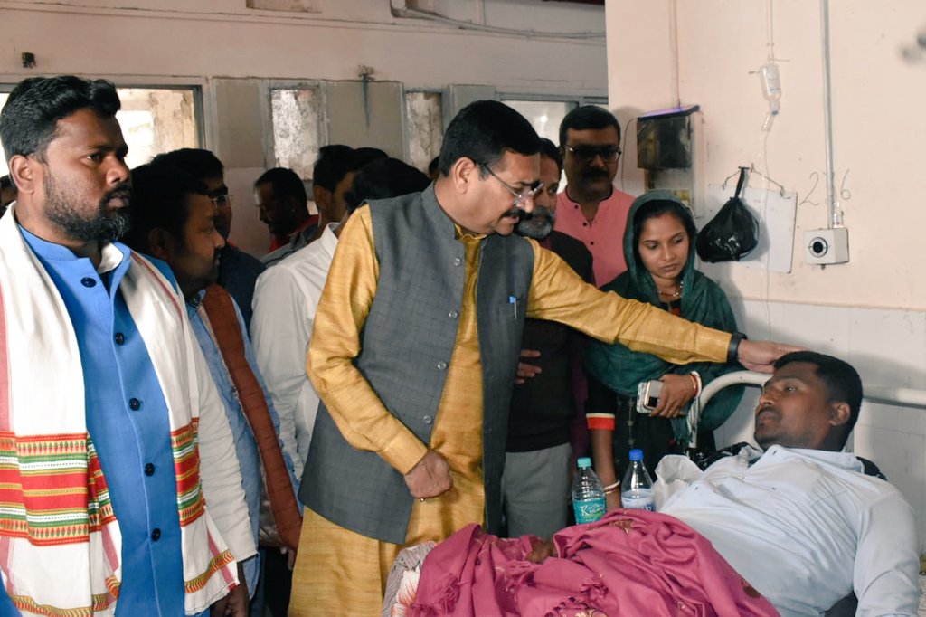 dprakashbjp's tweet photo. हेमंत सरकार को जितनी लाठियां बरसानी है बरसा लें पर युवाओं की आवाज नहीं दबने वालीं.

अब वह दिन दूर नहीं है जब झारखंड की जनता की लोकतांत्रिक लाठी हेमंत सरकार पर चलेगी और इस सरकार से राज्य को मुक्ति मिलेगी.

लाठीचार्ज में घायल पंचायत सेवकों से रिम्स में मिल उनकी आवाज बुलंद किया https://t.co/QIzPzdvvoI