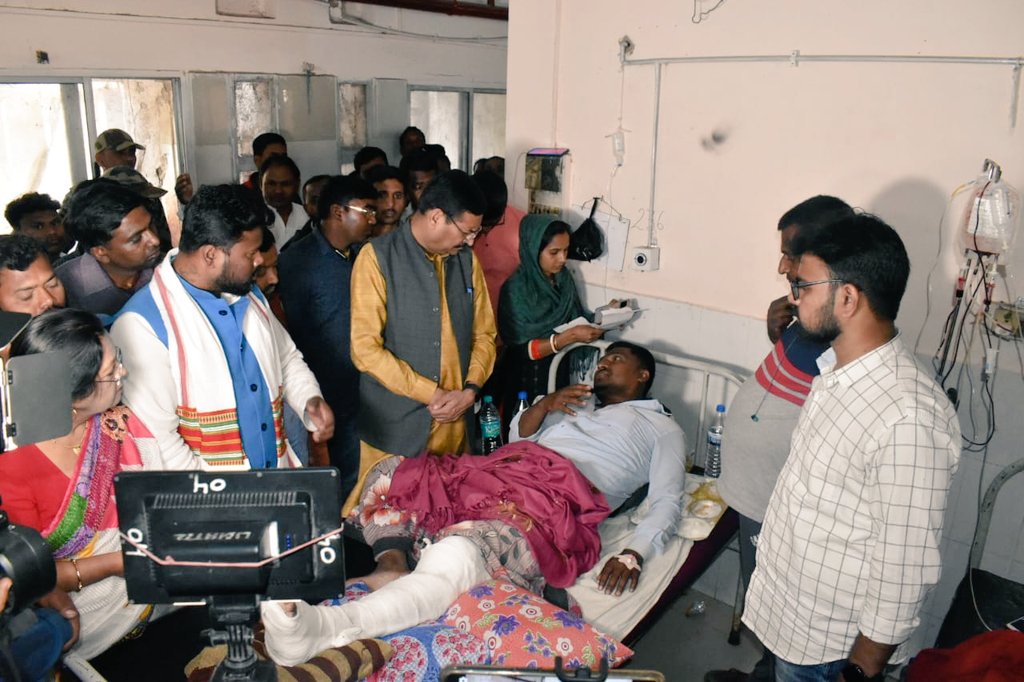 dprakashbjp's tweet photo. हेमंत सरकार को जितनी लाठियां बरसानी है बरसा लें पर युवाओं की आवाज नहीं दबने वालीं.

अब वह दिन दूर नहीं है जब झारखंड की जनता की लोकतांत्रिक लाठी हेमंत सरकार पर चलेगी और इस सरकार से राज्य को मुक्ति मिलेगी.

लाठीचार्ज में घायल पंचायत सेवकों से रिम्स में मिल उनकी आवाज बुलंद किया https://t.co/QIzPzdvvoI