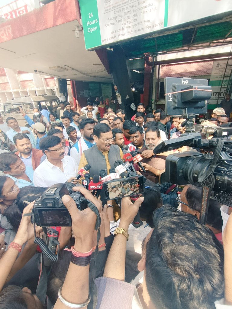 हेमंत सरकार को जितनी लाठियां बरसानी है बरसा लें पर युवाओं की आवाज नहीं दबने वालीं.

अब वह दिन दूर नहीं है जब झारखंड की जनता की लोकतांत्रिक लाठी हेमंत सरकार पर चलेगी और इस सरकार से राज्य को मुक्ति मिलेगी.

लाठीचार्ज में घायल पंचायत सेवकों से रिम्स में मिल उनकी आवाज बुलंद किया