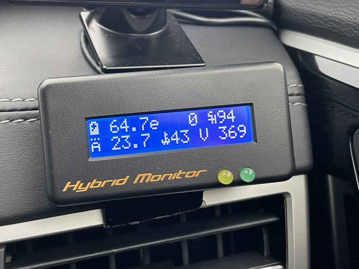 yuri_phev's tweet photo. 道の駅の無料充電機に繋いでみたものの、バッテリー温度が高いせいか出力が上がらない💦 https://t.co/IHlJUTMfAZ