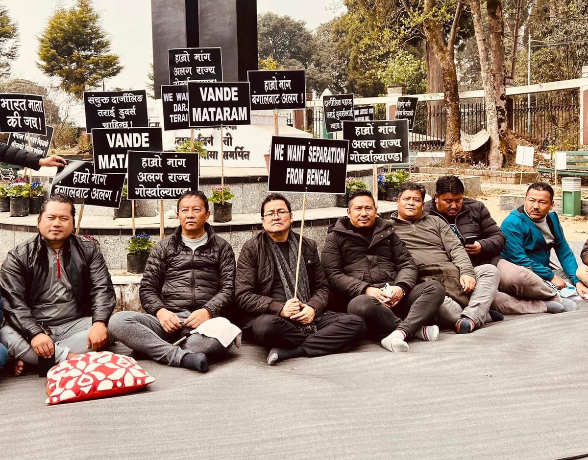 SreyashiDey's tweet photo. #HamroParty Chief #AjoyEdwards, #BinayTamang & elected sabhasads of #GTA sit on a protest against resolution passed in WB #VidhanSabha against dividing Bengal.
They have called for a strike on Feb 23. https://t.co/W35qurzHI2