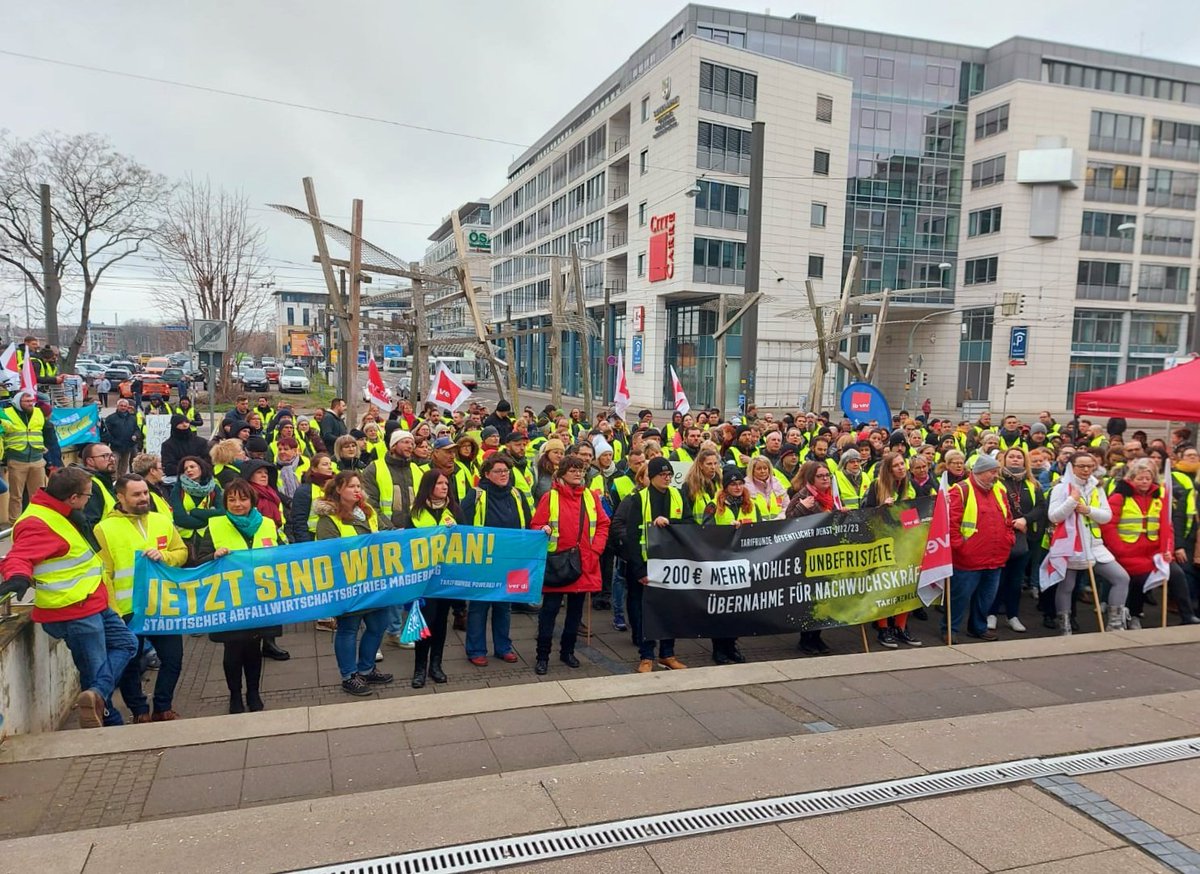 Heute streiken in #Magdeburg die Beschäftigten des öffentlichen Dienstes von Bund und Kommunen. #DGB-Landesleiterin Wiedemeyer unterstützt die Streikenden und überbringt ihnen die solidarischen Grüße der #Gewerkschaften.  #zusammengehtmehr #Warnstreik #tvoed