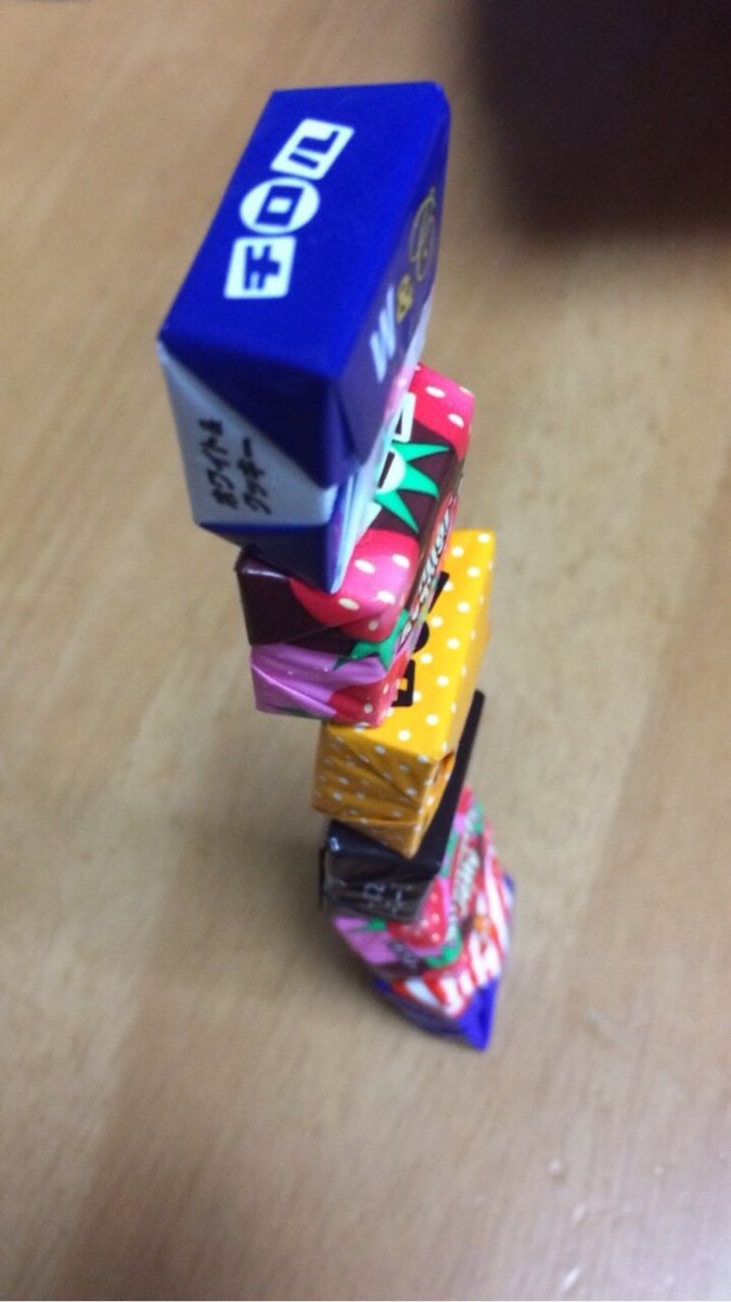 VKn0r's tweet photo. チロル縦6段
これより積める人いる？
#チロル積み #チロルチョコ https://t.co/F0lTUaaiJh