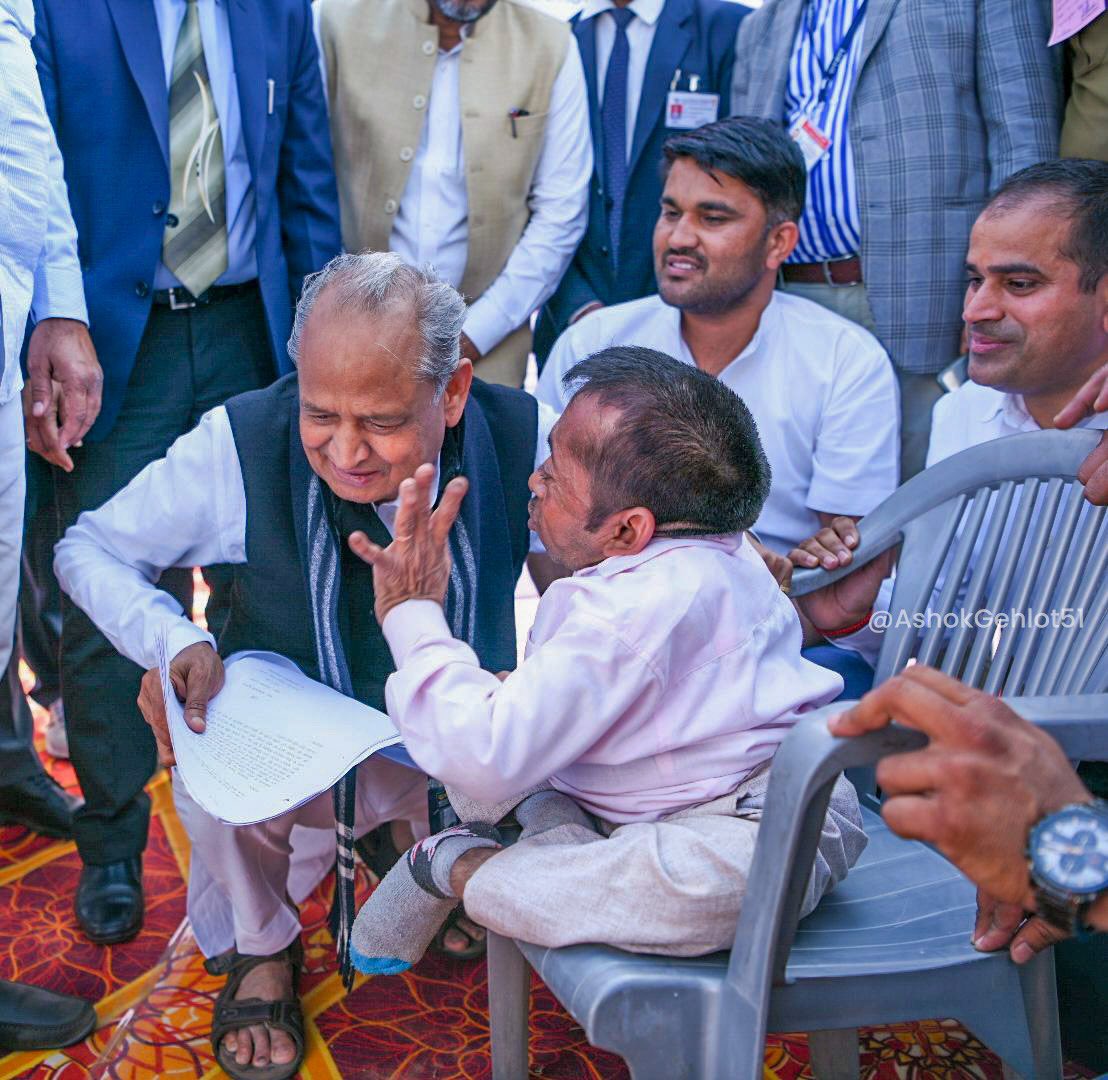 ashokgehlot51's tweet photo. हर आवाज़, हर उम्मीद, हर विश्वास... 
हर बार और मजबूत करते मेरे प्रयास https://t.co/zoXCoPsIUf