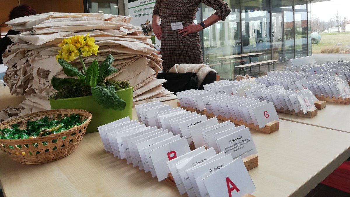 JKI_Bund's tweet photo. Bernburger #Arznei- und #Gewürzpflanzen-Tagung startet heute mit der LLG @sachsenanhalt und @FNR_eV bei uns in #WSQuedlinburg. #SachsenAnhalt ist ein alter Standort (#Majoran) für Kräuteranbau - Trend jedoch rückläufig: https://t.co/hsCEp1gapr
🌱Programm: https://t.co/YxIQgEnur4 https://t.co/qTVvOfmNi7