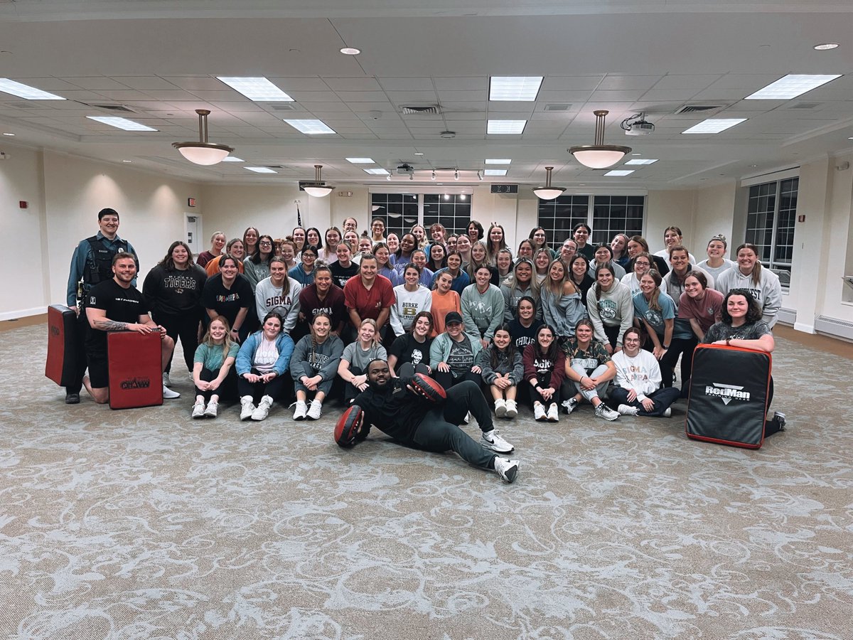 NW_UPD's tweet photo. We had a BLAST with @sigkapnwmsu  at our self defense class last night! ⭐️ #selfdefense #nwmsuUPD 

Be sure to reach out to UPD if you want to learn tips and tricks on how to defend yourself and stay safe! Have a great Tuesday, Bearcats! https://t.co/quN6JwUR94