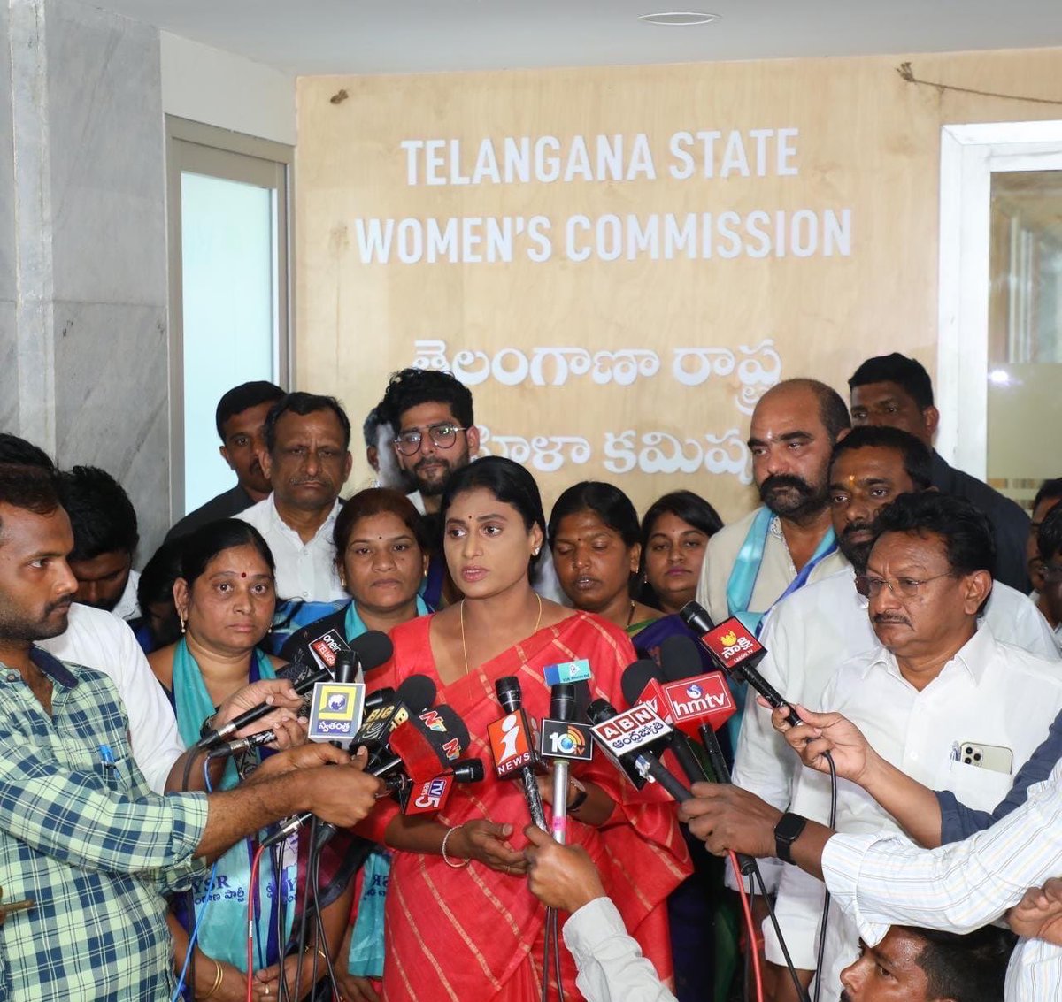 nathalabharath's tweet photo. #BRS నాయకుల అనుచిత వ్యాఖ్యలను నిరసిస్తూ ఈరోజు రాష్ట్ర మహిళా కమిషన్ కు ఫిర్యాదు చేసిన షర్మిలక్క. గవర్నర్ స్థాయి నుంచి మహిళా రైతుల వరకు, రాష్ట్రమంతా పాదయాత్ర చేస్తున్న నాపైనా వ్యక్తిగత దూషణకు పాల్పడుతున్న ఇలాంటి నాయకులపై చర్యలు తీసుకోవాలన్న షర్మిలక్క..
@realyssharmila @YSRTelangana https://t.co/px1kB1WLHX