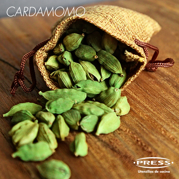 #Cardamomo: especia aromática proveniente de la India, utilizada en la gastronomía de diferentes países por su distintivo sabor con suaves toques de cítricos, de menta y cierto toque picante. 

#Glosario #Gastronomía