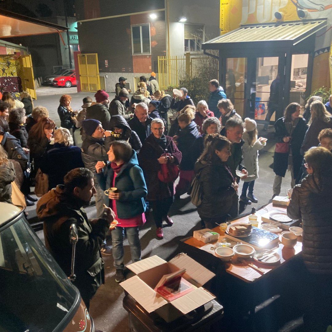 radiopopmilano's tweet photo. Grazie mille ai nostri mitici ascoltatori per aver partecipato in così tanti sia alla mangiata di borsch in cortile che allo spettacolo teatrale "Le Troiane", messo in scena dai ragazzi di @StageUkraine in auditorium✊ https://t.co/NoOvziRCZj