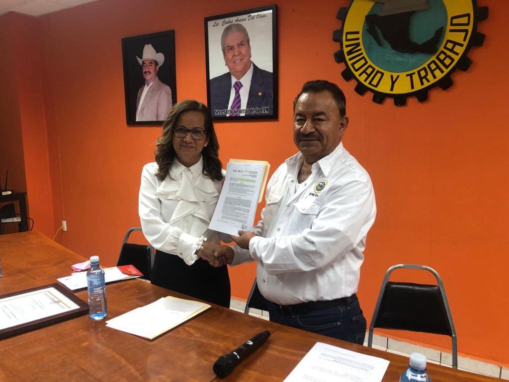 emevenoticias's tweet photo. Entrega diputada Elva Vigil Toma de Nota a Juan Villafuerte Morales como secretario general de la FRTM 

La diputada federal Elva Vigil asistió la tarde de este lunes como invitada a la Federación Regional https://t.co/xTeZJ7Ef7O https://t.co/uVWtTiGFK8