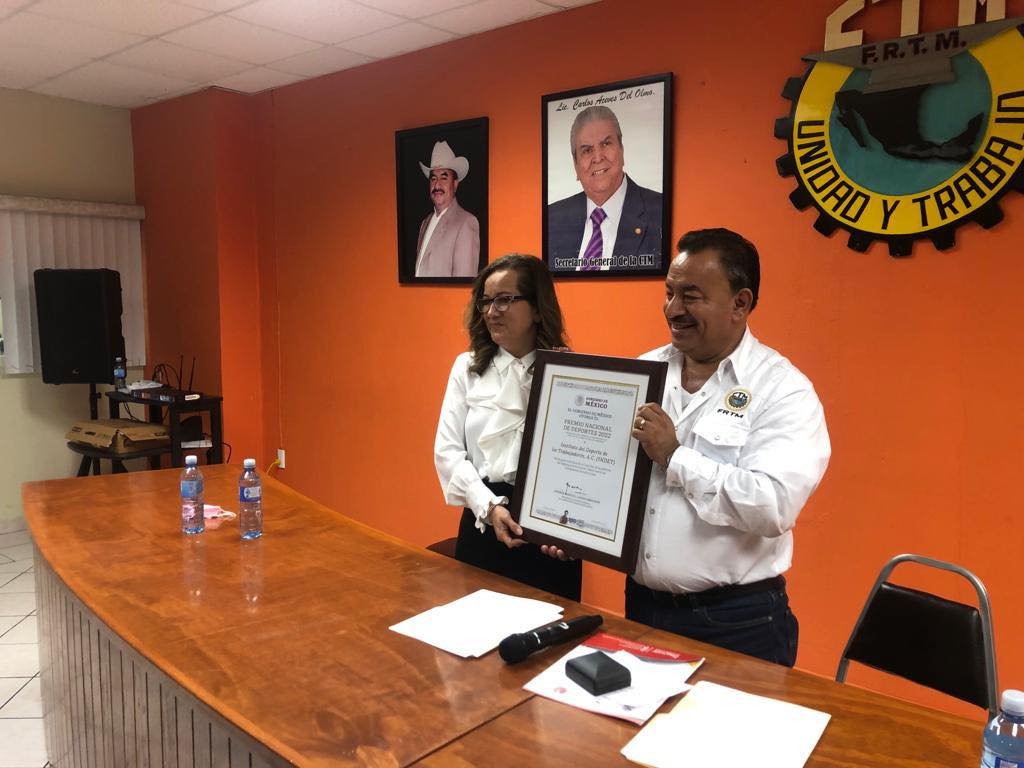 emevenoticias's tweet photo. Entrega diputada Elva Vigil Toma de Nota a Juan Villafuerte Morales como secretario general de la FRTM 

La diputada federal Elva Vigil asistió la tarde de este lunes como invitada a la Federación Regional https://t.co/xTeZJ7Ef7O https://t.co/uVWtTiGFK8