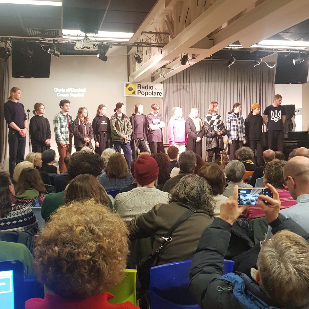 radiopopmilano's tweet photo. Grazie mille ai nostri mitici ascoltatori per aver partecipato in così tanti sia alla mangiata di borsch in cortile che allo spettacolo teatrale "Le Troiane", messo in scena dai ragazzi di @StageUkraine in auditorium✊ https://t.co/NoOvziRCZj