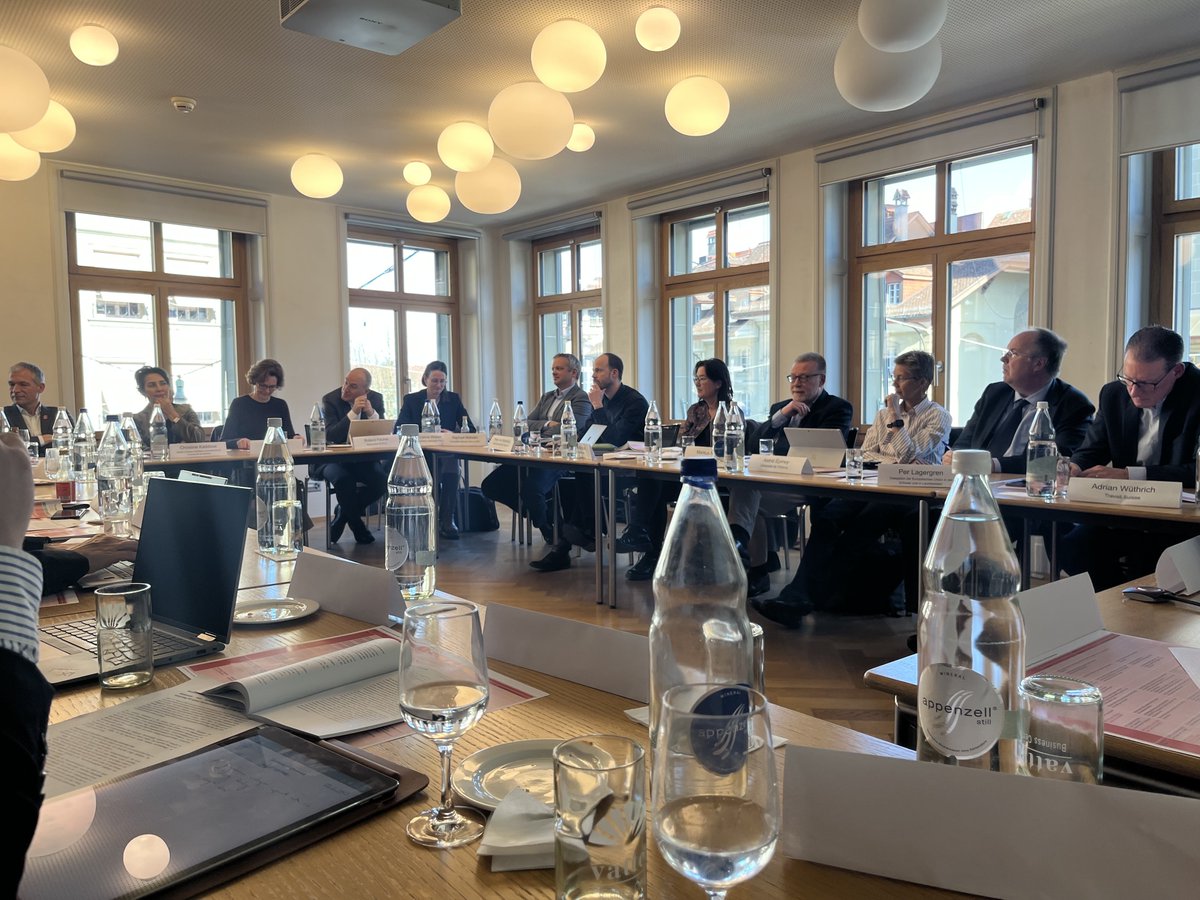 Lebhafte Diskussion am Launch der neusten <a href="/foraus/">foraus</a>-Publikation von <a href="/DariusFarman/">Darius Farman</a> <a href="/isabel_knobel/">Isabel Knobel</a> und Franziska Vogel zur Frage "wie weiter" in der Schweizer Europapolitik - well done. 🎉

Zur Publi: foraus.ch/wp-content/upl…